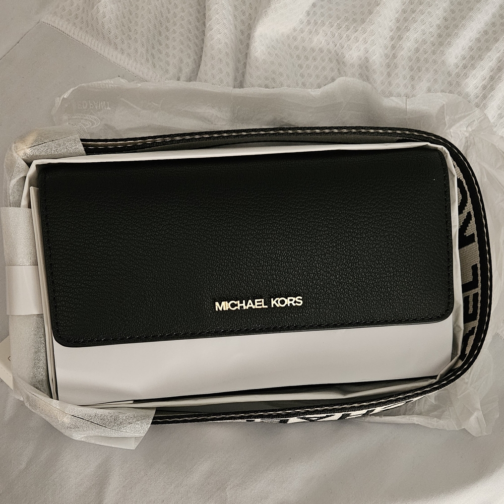 Chic black crossbody with gold accents and bold logo strap.
Perfect for everyday - Picture 2 of 10
